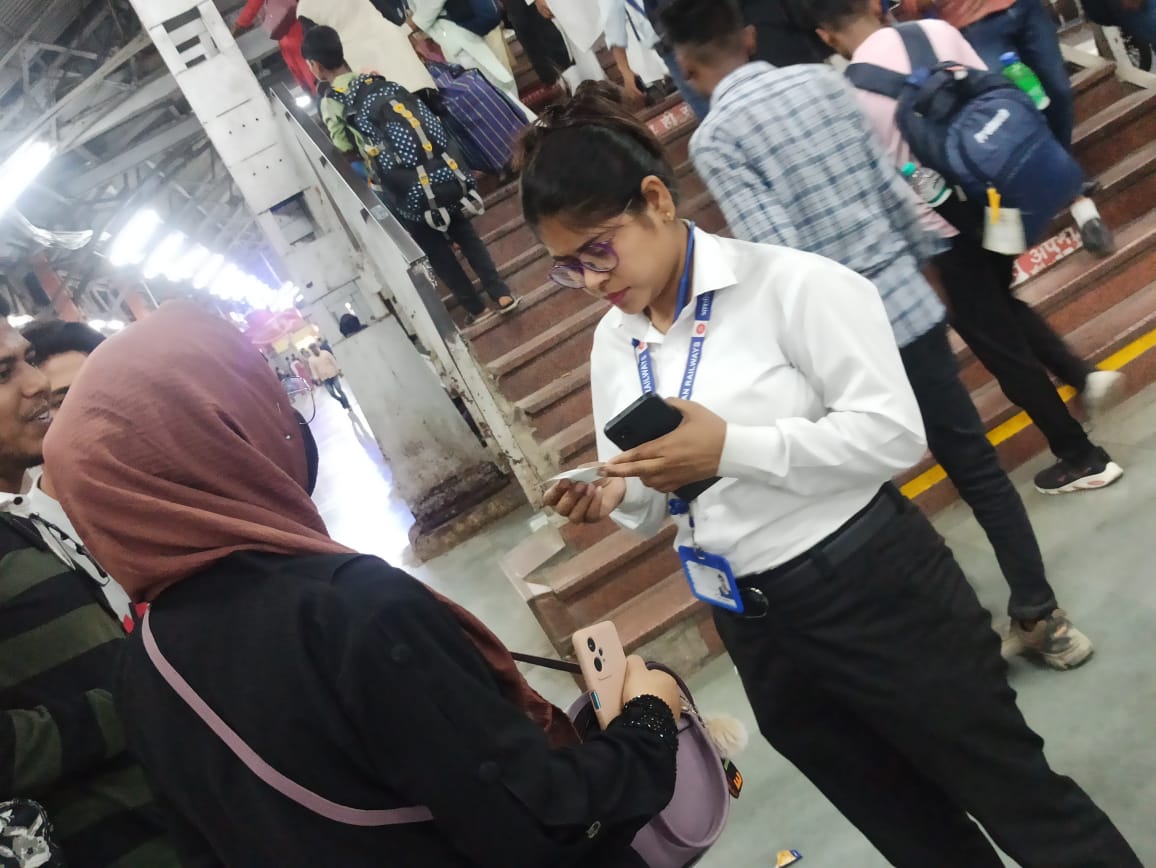 Ticket checking staff at Lucknow's Charbagh station are actively managing crowds during peak hours, ensuring a seamless travel experience for passengers. #crowdmanagement 
#SummerSpecial