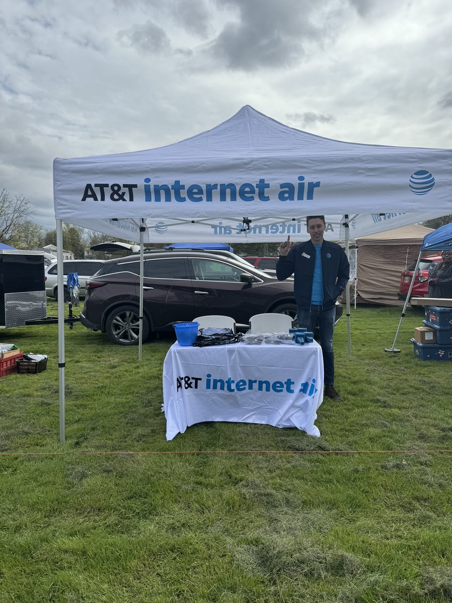 #makingwaves on this Sunday Funday at Wanderlust Market. Ready to talk all things AT&amp;T! Thanks for the hookup <a href="/mogilnicki_alex/">Alex Mogilnicki</a>. <a href="/Kiersten_O3/">Kiersten Offineer</a> <a href="/DanBrechbill/">Dan Brechbill</a>