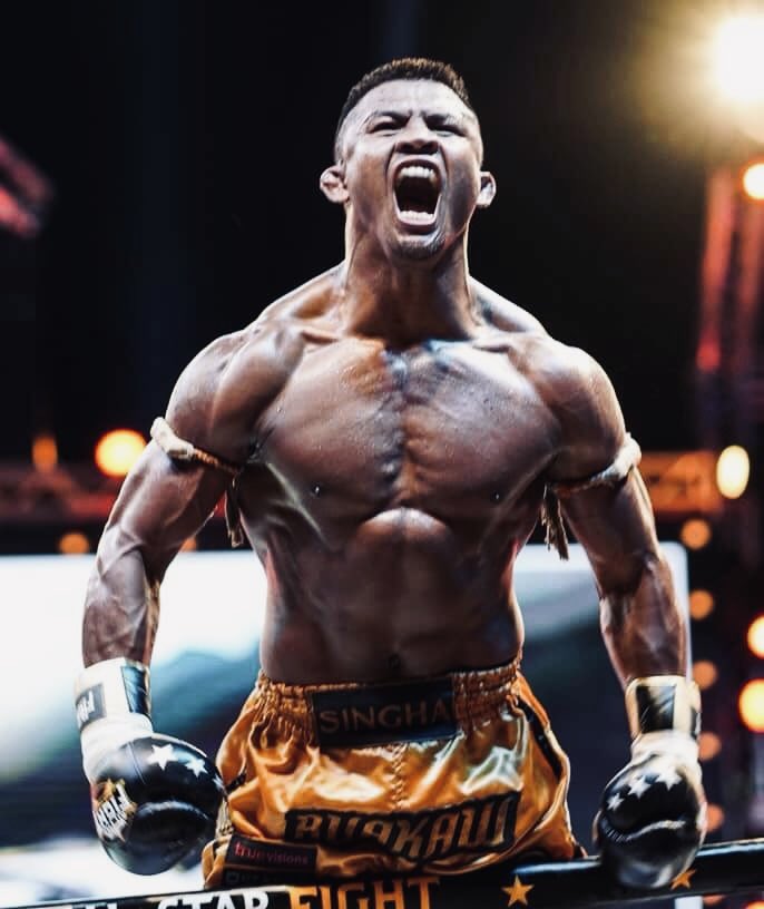LeSparring's tweet photo. 19 des meilleurs KO du Dieu du Muay Thaï, Sombat « Buakaw » Banchamek 🇹🇭

1m74
70kg
282 combats
244 victoires dont 74 par KO

Une légende vivante. https://t.co/KREXhJ1Eki