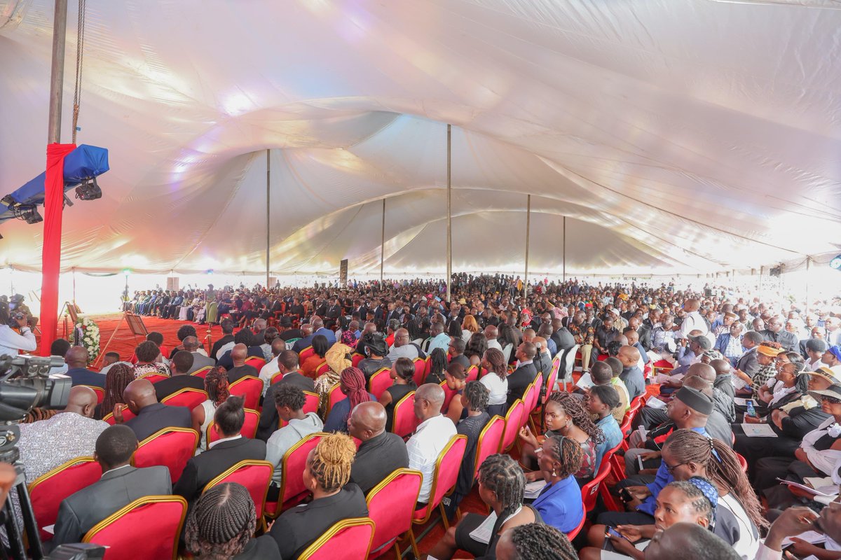 𝗚𝗘𝗡𝗘𝗥𝗔𝗟 𝗢𝗚𝗢𝗟𝗟𝗔 𝗟𝗔𝗜𝗗 𝗧𝗢 𝗥𝗘𝗦𝗧 President @WilliamsRuto led the country in giving the late Chief of Defence Forces (CDF) General Francis Ogolla a befitting send-off. General Ogolla was laid to rest at his Alego home in Siaya County in a colourful ceremony