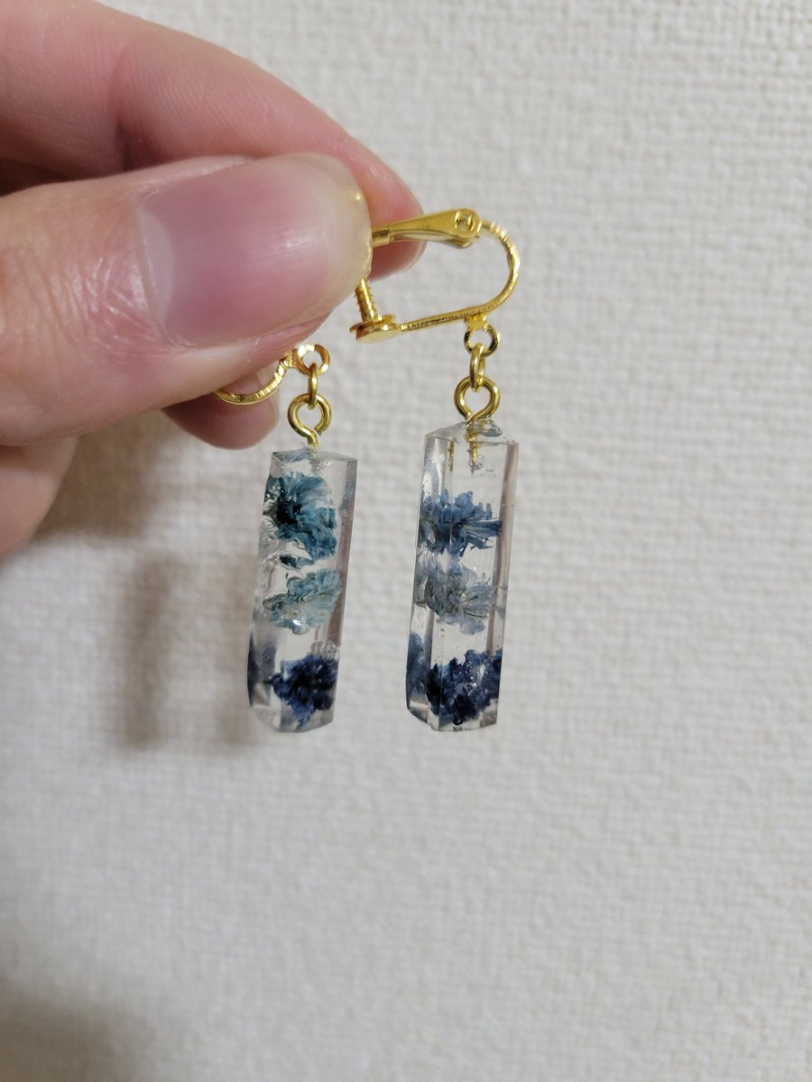 ハーバリウムみたいなイヤリング欲しくてつくってみた
久しぶりのレジン難しかったー！