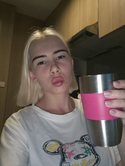 Today I had a hard day 😬 2 hours of training in the gym did not help cope with stress 🥲 So I made myself<a href="/tag/legs"class="tags"><span>#legs</span></a><a href="/tag/spreadlegs"class="tags"><span>#spreadlegs</span></a><a href="/tag/openlegl"class="tags"><span>#openlegl</span></a>