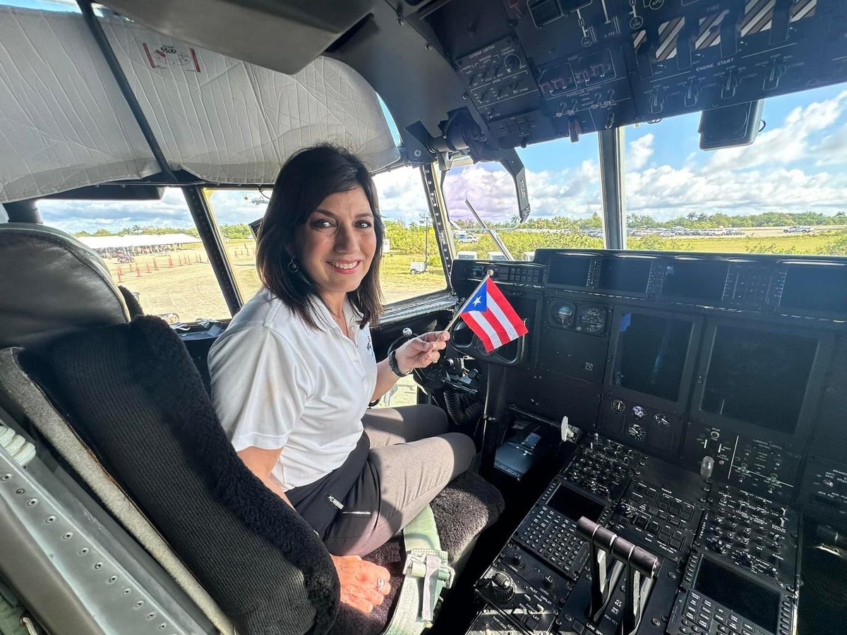 Ella es Devon Burton, una de tres mujeres pilotos (de unos 30 pilotos) que es parte del escuadrón 53 de reconocimiento aéreo del tiempo, un grupo exclusivo de la unidad 403 localizado en Keesler Air Force Base-Biloxi, Mississippi. ¡Qué orgullo! AF Reserve Hurricane Hunters…