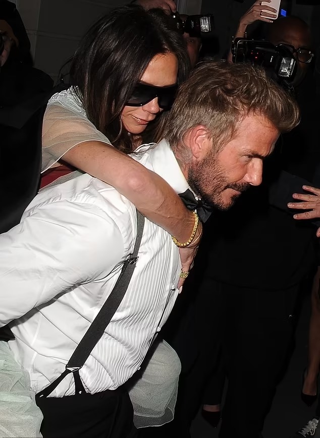 David Beckham, spor salonunda yaşadığı sakatlık yüzünden koltuk değnekleri ile yürüyebilen eşi Victoria Beckham'ı sırtında taşıdı.