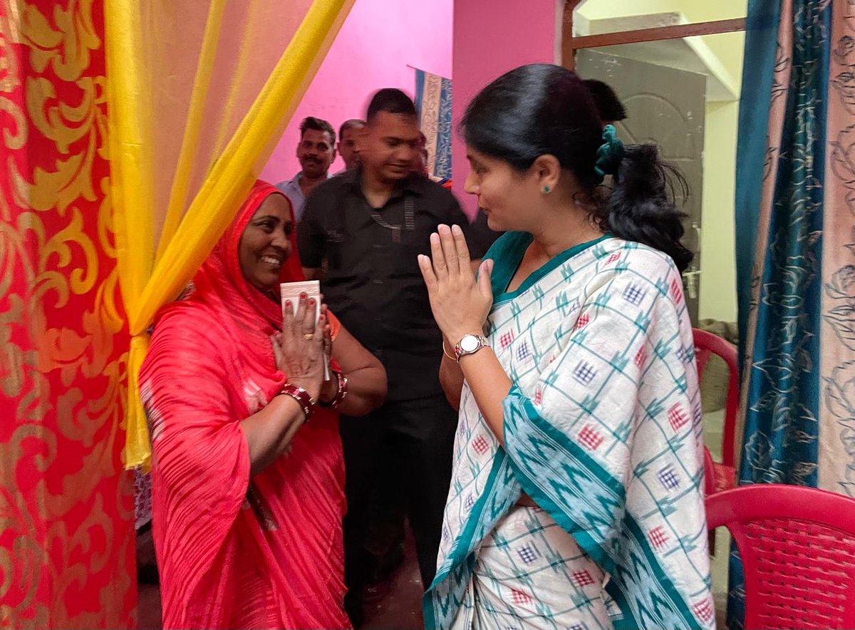 AnupriyaSPatel's tweet photo. विधानसभा- छानबे, विकासखंड- छानबे में वैवाहिक कार्यक्रम -
ग्रामसभा- फ़ुलबरिया (पठखौली) पो.-जिगना निवासी श्री कमलापति प्रजापति (सहायक उप निरीक्षक,सीआरपीएफ़) की सुपुत्री के विवाहोत्सव में उपस्थित होकर परिवार को अपनी शुभकामनाएं दीं। https://t.co/YCLUVqFQrE