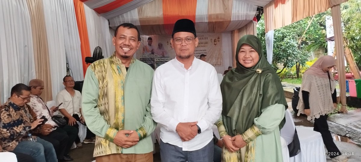 Bambangsutop0's tweet photo. Indahnya  kebersamaan dan kebahagiaan bersama saling bermaafan, alhamdulillah hari ini bisa silaturahmi dan hadir pada acara Halal bihalal di kediaman pak Wakil Walikota Depok @ImamBHartono. #depok #halbil #pksdepok #depokhits https://t.co/NAHCYiQiJf