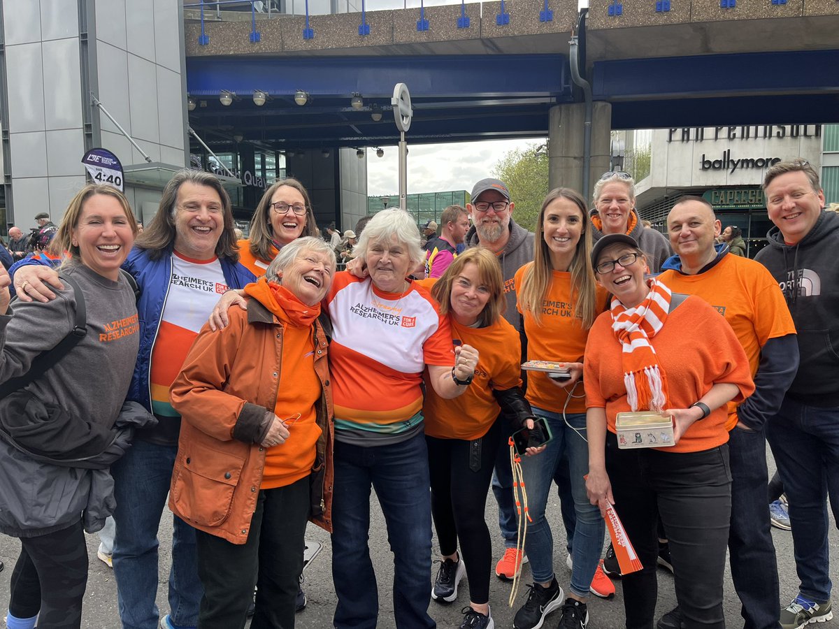 Here @LondonMarathon mile 18 cheering with Sue and her crew. The team has now raised an incredible £64,000 for @AlzResearchUK. You are all so awesome 🙌 🧡