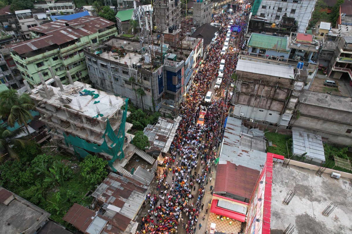 Glimpses from Union home minister #AmitShah's roadshow in Silchar, Assam

(Image Source: Himata Bisa Sarma's Twitter handle)