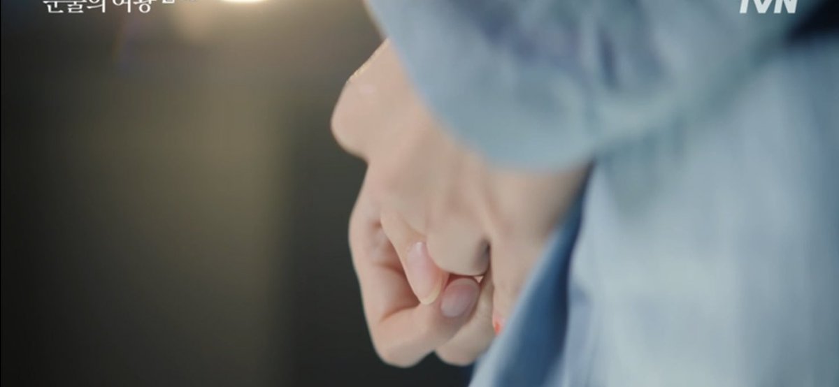 kdramacheese's tweet photo. HAEIN KEPT UTTERING "BAEK HYUNWOO" BEFORE HER SURGERY SO SHE WON'T FORGET HIM AND AS SOON AS SHE WAKES UP, HER FIRST WORD IS "BAEK HYUNWOO"

PLSSSSS WRITERNIM IM BEGGING STOP THIS ANGST 😭😭

 #QueenofTearsEp14 #QueenOfTears https://t.co/PGgQyb6uC0