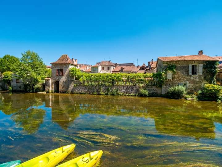 #MagnifiqueFrance #NouvelleAquitaine #Dordogne 
#Brantôme 
Magnifique journée avec des amis  à Brantôme surnommée aussi 'La Venise du Pėrigord'.
Un coin du paradis au coeur du Périgord 🌸
Belle journée à vous et des bisous 😘❤😘