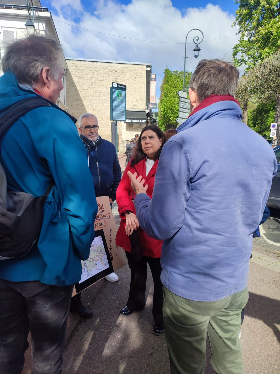 CarinePELEGRIN's tweet photo. Présente ce matin sur le marché de L'Isle-Adam pour soutenir la mobilisation des usagers contre la suppression en catimini de la #ligne3036 de #LIsleAdam à #Montsoult via #Nerville. La #ligne1316 qui la remplace ne répond pas aux besoins des transports du quotidien. Avec @PoleEcolo_IDF nous allons demander à @IDFmobilites de prendre en compte les demandes des usagers et de revoir sa copie !