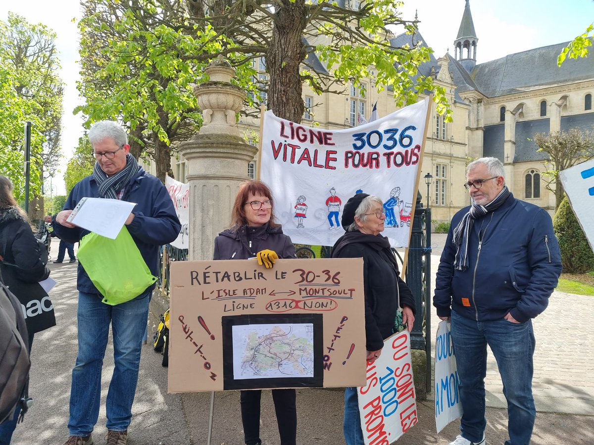 CarinePELEGRIN's tweet photo. Présente ce matin sur le marché de L'Isle-Adam pour soutenir la mobilisation des usagers contre la suppression en catimini de la #ligne3036 de #LIsleAdam à #Montsoult via #Nerville. La #ligne1316 qui la remplace ne répond pas aux besoins des transports du quotidien. Avec @PoleEcolo_IDF nous allons demander à @IDFmobilites de prendre en compte les demandes des usagers et de revoir sa copie !