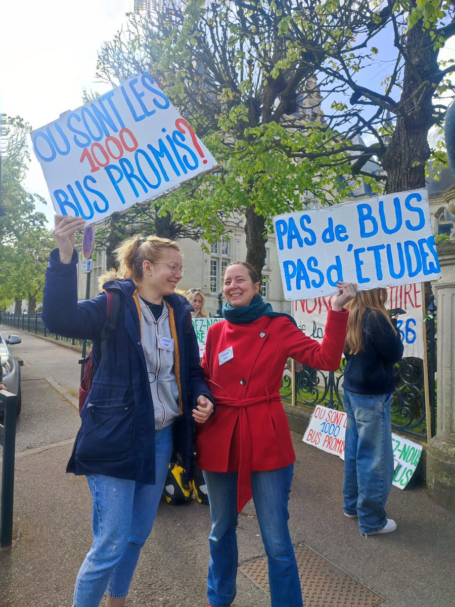 CarinePELEGRIN's tweet photo. Présente ce matin sur le marché de L'Isle-Adam pour soutenir la mobilisation des usagers contre la suppression en catimini de la #ligne3036 de #LIsleAdam à #Montsoult via #Nerville. La #ligne1316 qui la remplace ne répond pas aux besoins des transports du quotidien. Avec @PoleEcolo_IDF nous allons demander à @IDFmobilites de prendre en compte les demandes des usagers et de revoir sa copie !