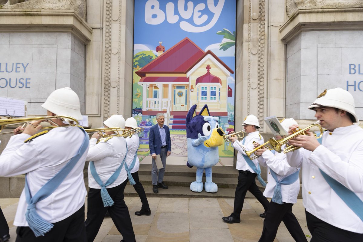 Decorated with Bluey artworks, Bluey flags & a Bluey marching band in full regalia, Bluey accepted her award on the steps of #BlueyHouse from @AusHCUK Stephen Smith.