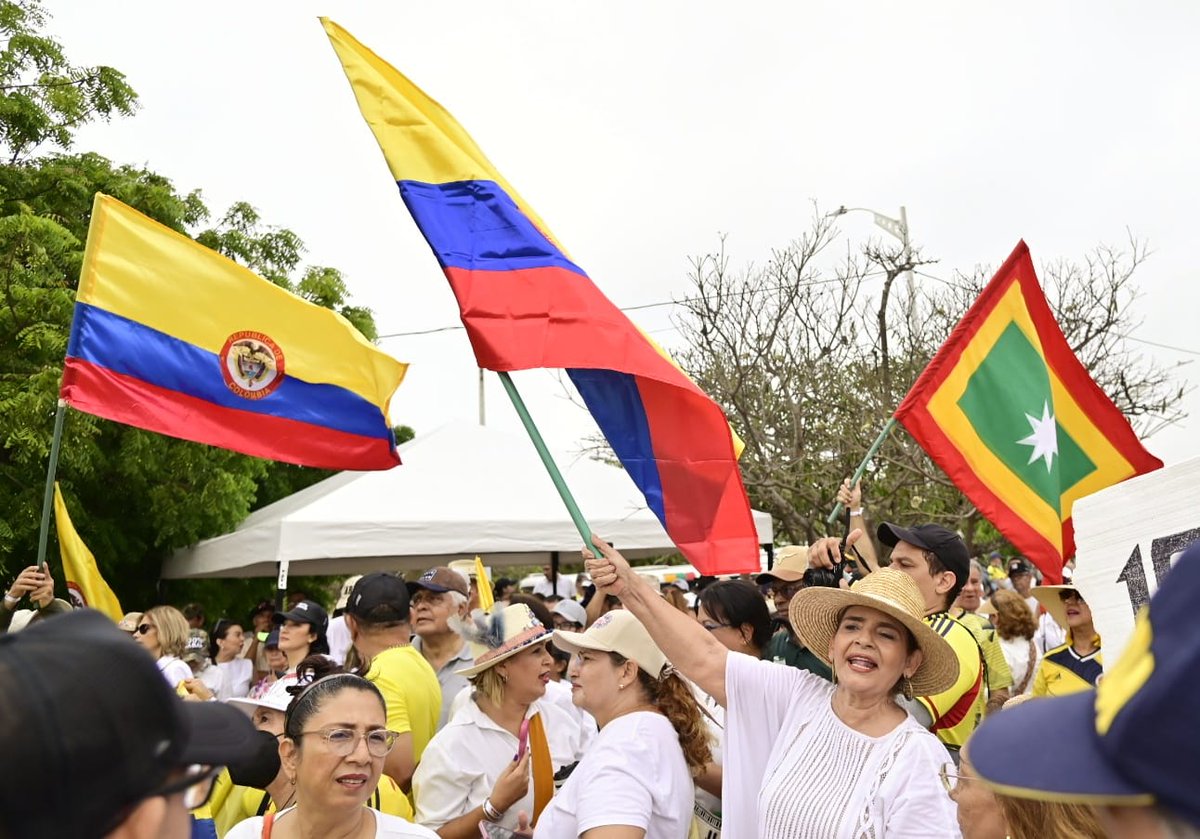 Miles de personas le madrugaron a la cita convocada para este domingo en rechazo a la “mala gestión actual del presidente”.