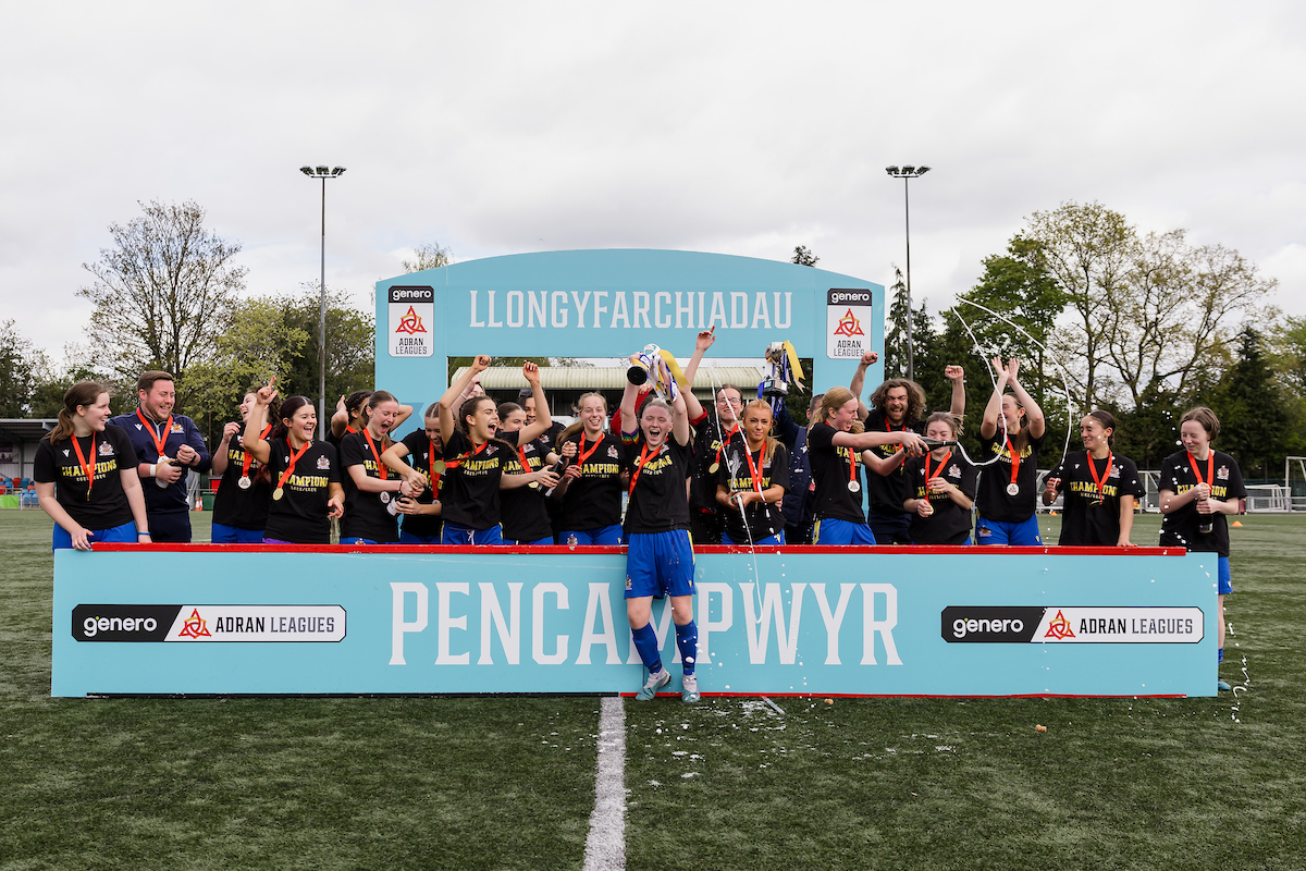 AdranLeagues's tweet photo. 🏆🍾 @btuwomenfc 

#GeneroAdranU19 https://t.co/LQAERRLaG8