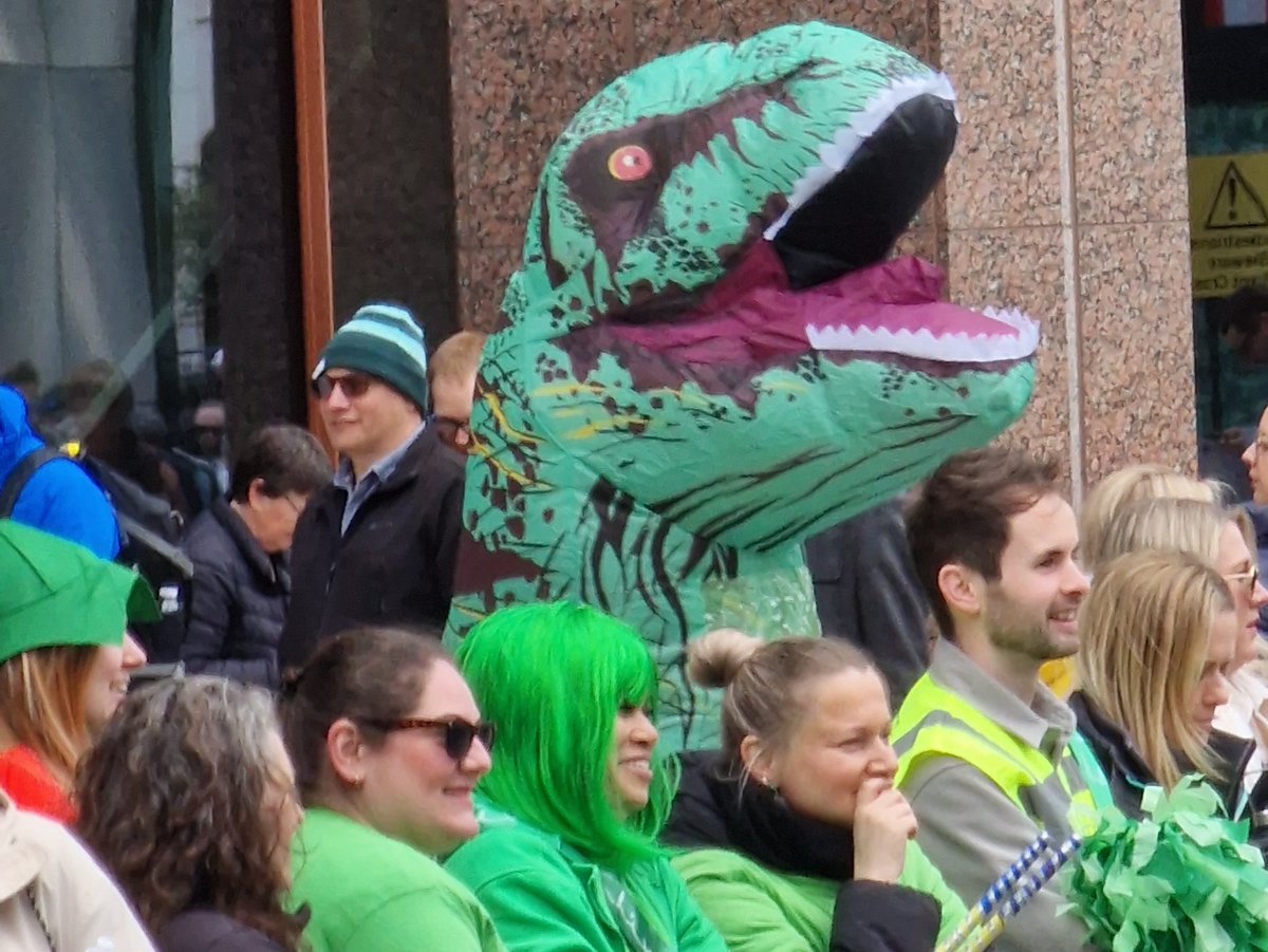 Don't look now, but there's a dinosaur on the loose @LondonMarathon Canary Wharf. Good thing @MPSSpecials are nearby! #londonmarathon2024