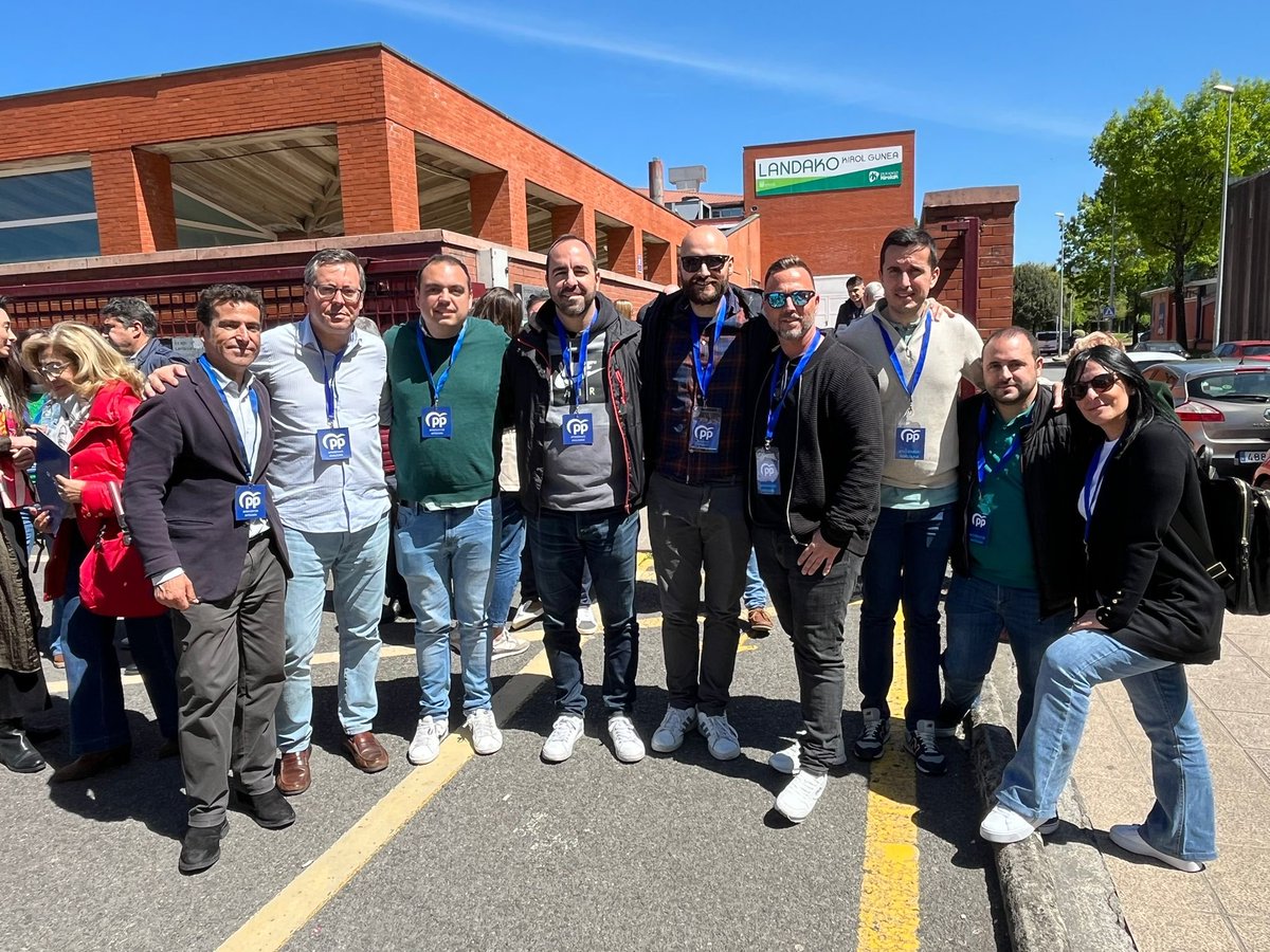 Apoyando a los compañeros del @PPVasco @carlosdavidgf junto a nuestro secretario general @ppmadrid @SerranoAlfonso en las #EleccionesEuskadi2024