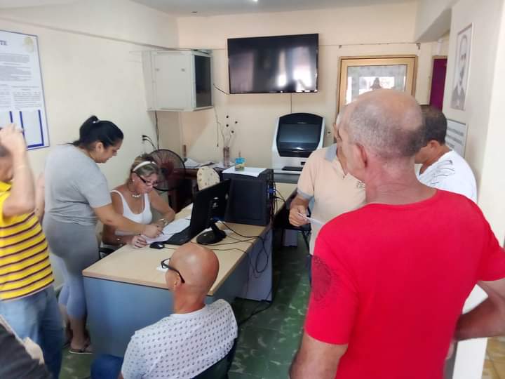 Las labores de captación de las Declaraciones Juradas de personas naturales y productores agropecuarias no se detienen. En esta jornada la ONAT de #SanctiSpíritusEnMarcha abre sus puertas para prestar sus servicios. #YayaboEn510
<a href="/AlexisLorente74/">Alexis Lorente Jiménez</a> <a href="/DeivyPrezMartn1/">Deivy Pérez Martín</a> <a href="/isbelreina1979/">Isbel Reina Cuba</a>