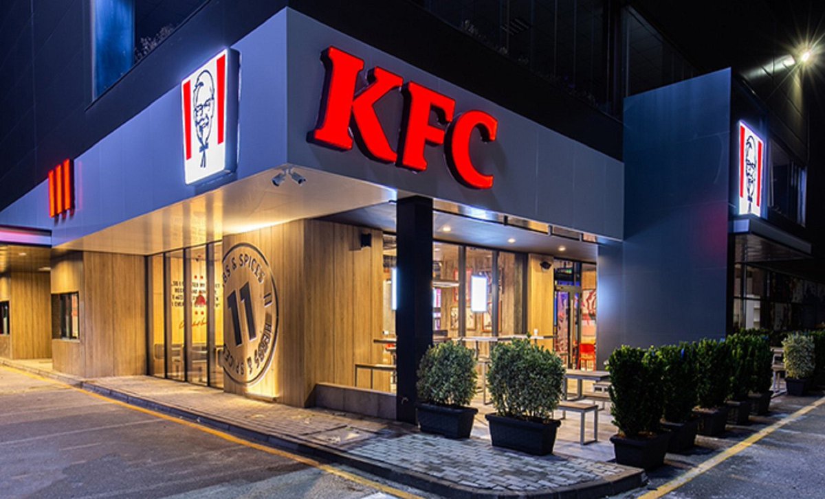 📌 Cezayir'in ilk KFC şubesi,

🇵🇸 Filistin destekçilerinin yoğun
boykot ve tepkisi nedeniyle açıldıktan
3 gün sonra kapatıldı.

Darısı başımıza diyeceğim ama mantar gibi üremeye devam ediyorlar😡