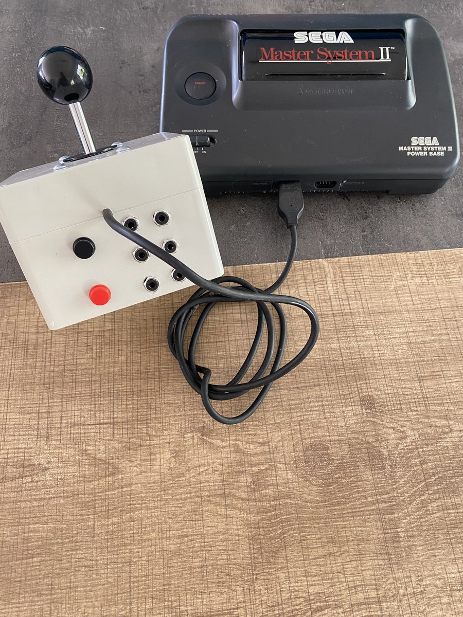 Étant un grand fan de retrogaming, il était temps de proposer des adaptations pour le rétro dans la boutique. Voici une demande d’adaptation : un joystick pour Master System 2 avec une sortie jack pour brancher des contacteurs Boutique : handiarcade.fr #retrogaming