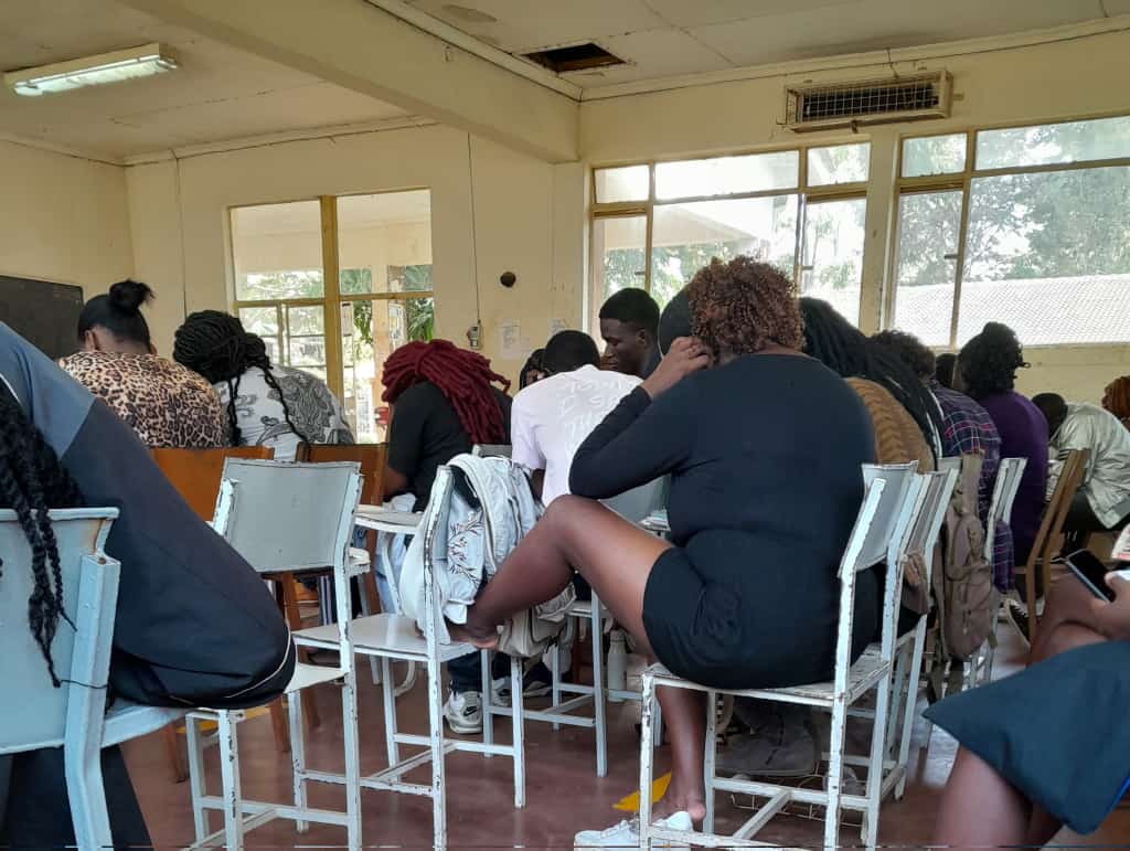 its_smith22's tweet image. Uko class, unashangaa tu harufu ya samaki inatoka wapi?💀😫