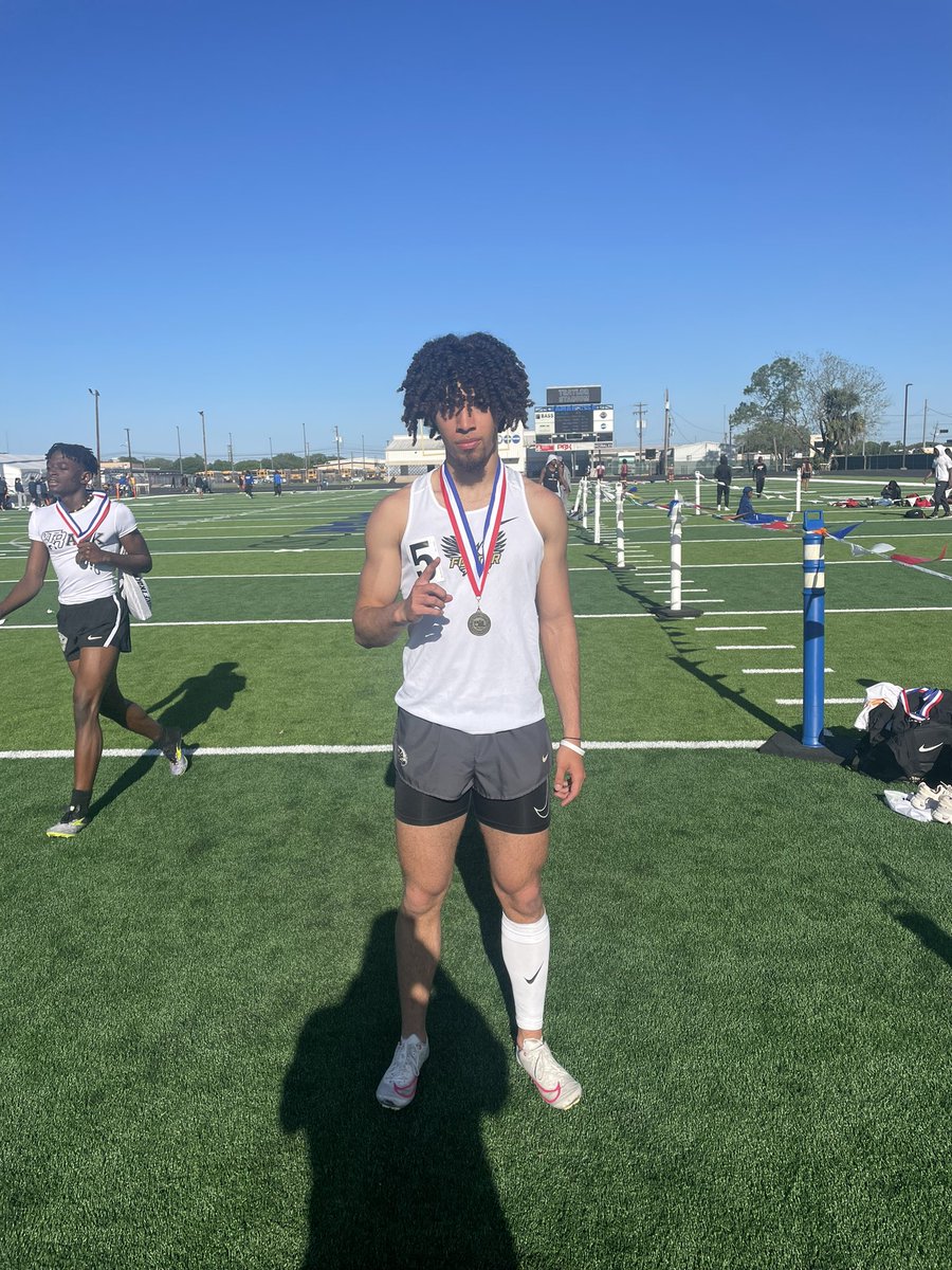 Foster boys track tweet media