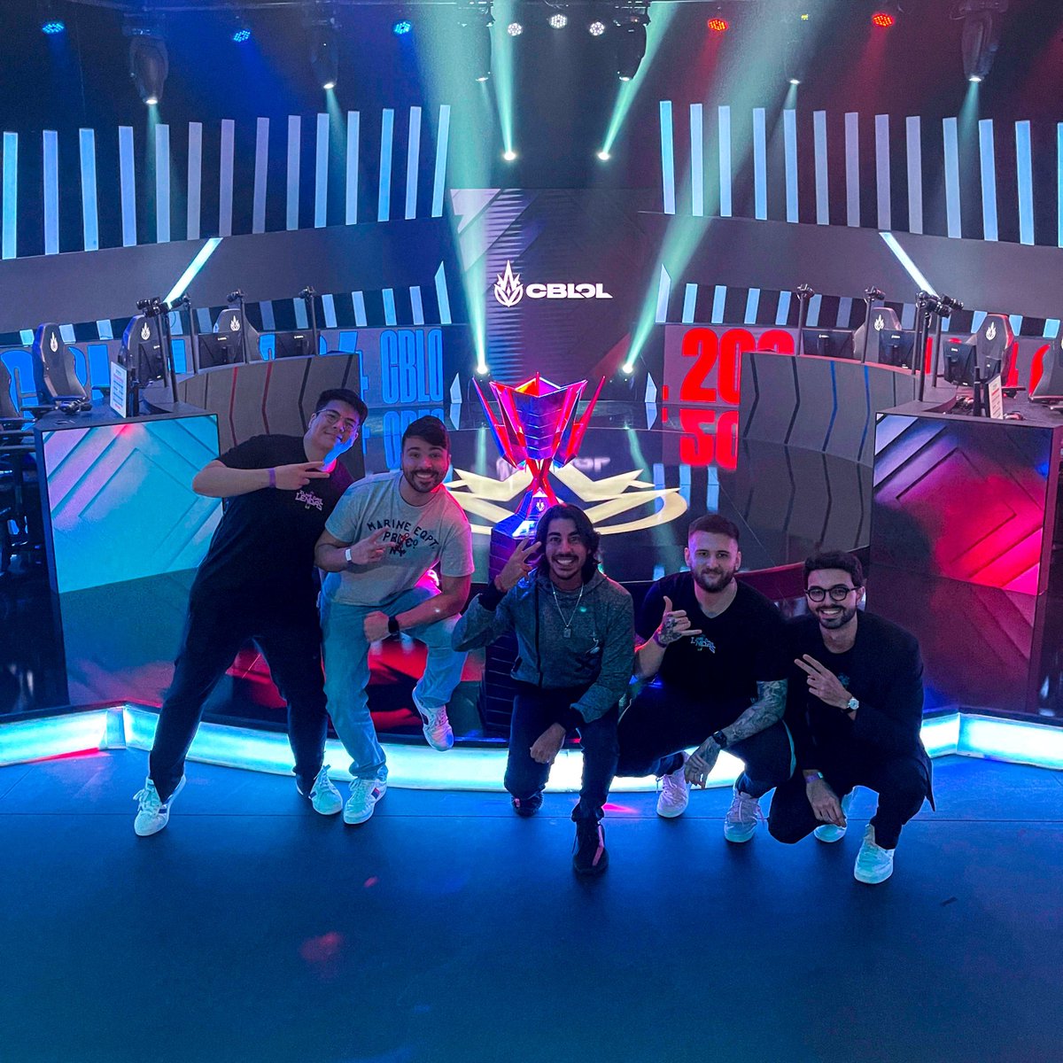 baianolol1's tweet image. Depois de 4 anos lutando e fazendo coisas que a maioria nem imagina pra conseguirmos os Direitos de imagem pra nossa comunidade ontem nós tivemos o final do 1 split com CoStreams, e o resultado...

Mais de 200k de pessoas na Live e Record histórico do CBLOL, SOMOS GIGANTES🇧🇷 🏝️🚀