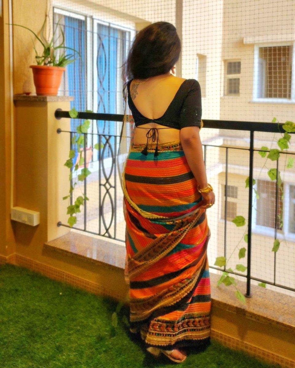 In my 'Desi Girl' Era! 🥻
Lighting up your feed ✨️ 
.
#desigirl #traveldiaryofharsha #bengalurublogger #sareelove #6yardsofelegance #ethniclook