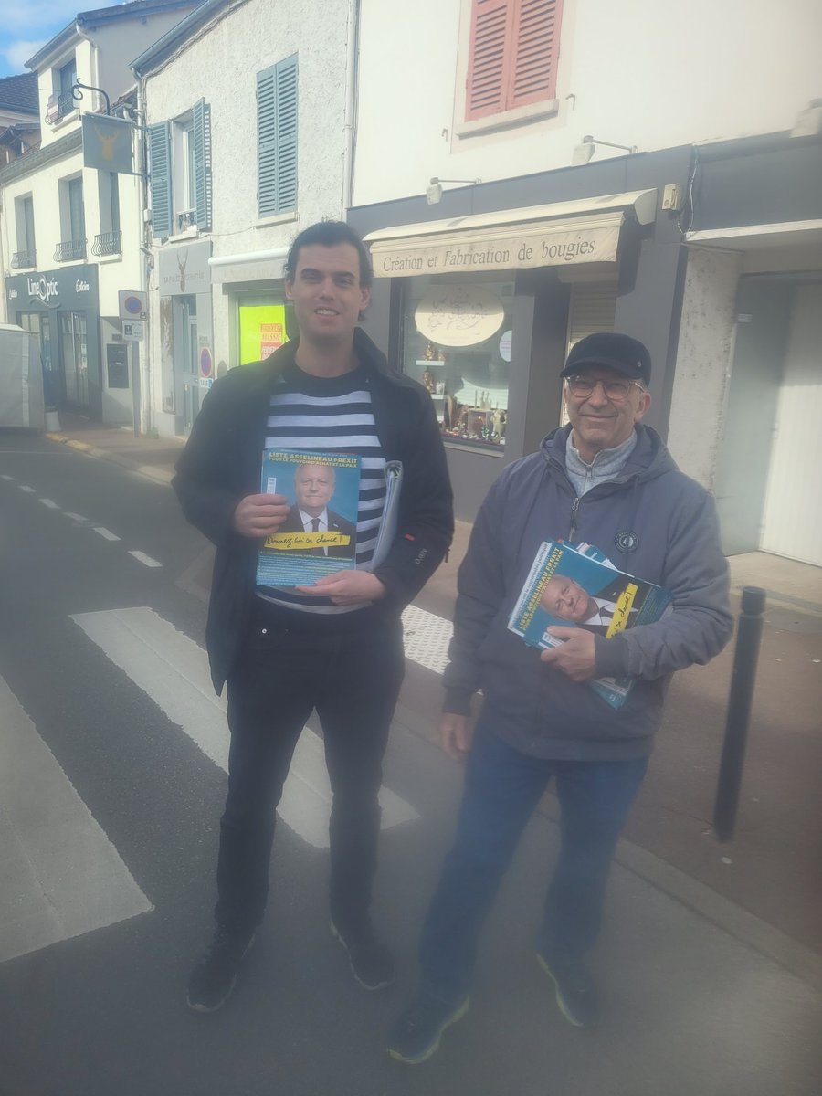 Tractage sur le marché de Etrechy Dimanche matin après 6 jours de travailles rien ne m'arrête. Beaucoup d'échanges intéressants entre 11h et 12h avec des personnes de tous les bords, des agriculteurs, des personnes éveillés, et des personnes pour la sortie de Union européenne.