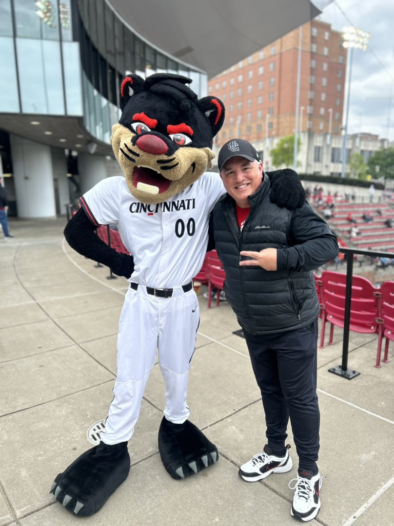 cincygreghoodin's tweet photo. Just kinda hanging out with @thecincybearcat @gobearcatsbase @uofcincy @uofcincyalumni @GoBearcatsUCATS #sundayincincy #sundayvibes #cincyvibes #springincincy #Bearcats #BearcatFamily #BearcatsUnited #BearcatForLife #weareuc #wewearcincinnati ๐ดโซ๏ธ https://t.co/Ouay0qr5tD