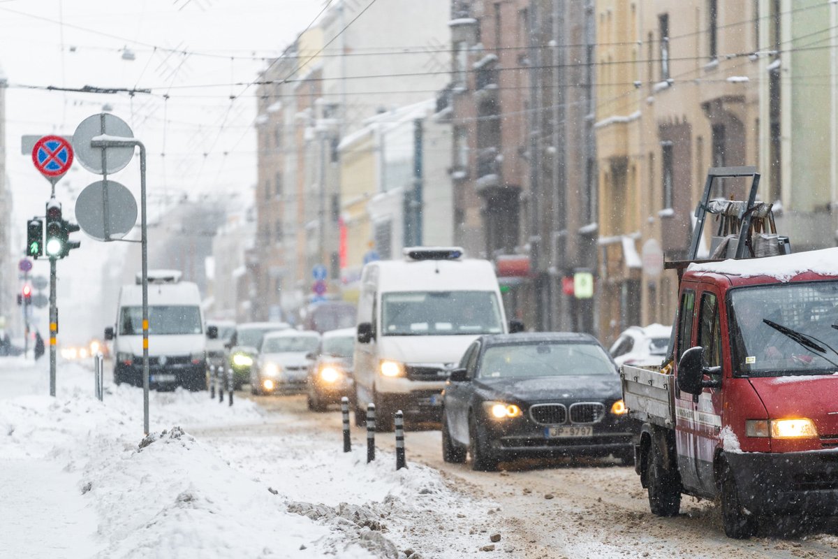 Uzmanību! Pirmdien, 22. aprīlī, Rīgā iespējama stipra snigšana, kas turpināsies līdz otrdienai. Līdz ar to tiks ieviestas "sniega biļetes" un autovadītāji pirmdien sabiedrisko transportu varēs izmantot bez maksas. Vairāk: bit.ly/3QedLex