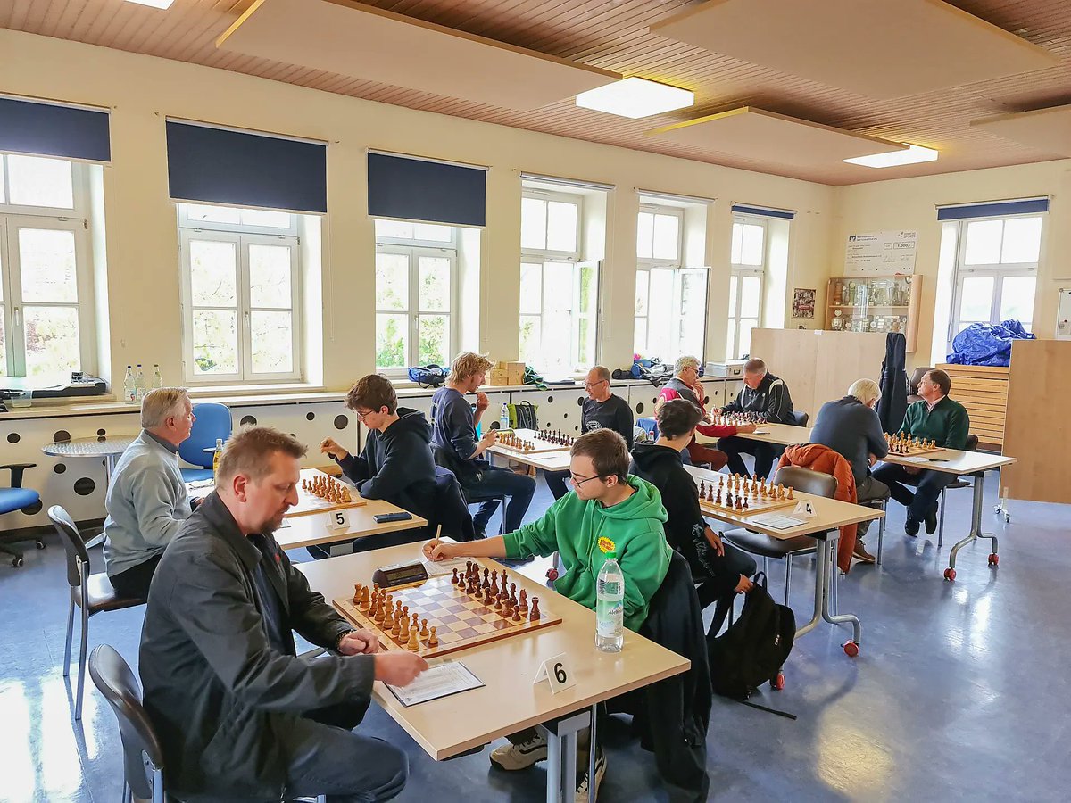 3. Mannschaft: Aufstieg verspielt!

#Schach #Wolfratshausen #Starnberg

In diesem Saisonfinale ist für den SC Wolfratshausen bei Heimspielen irgendwie der Wurm drin...
