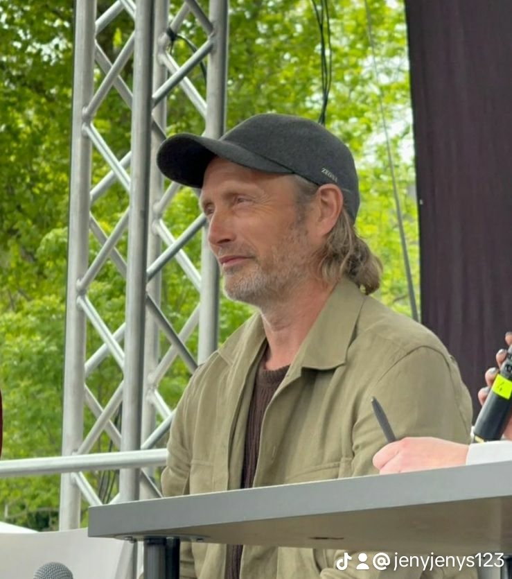 mads_always's tweet photo. Mads mikkelsen in como fun 🐉 https://t.co/Qj2k4poneN