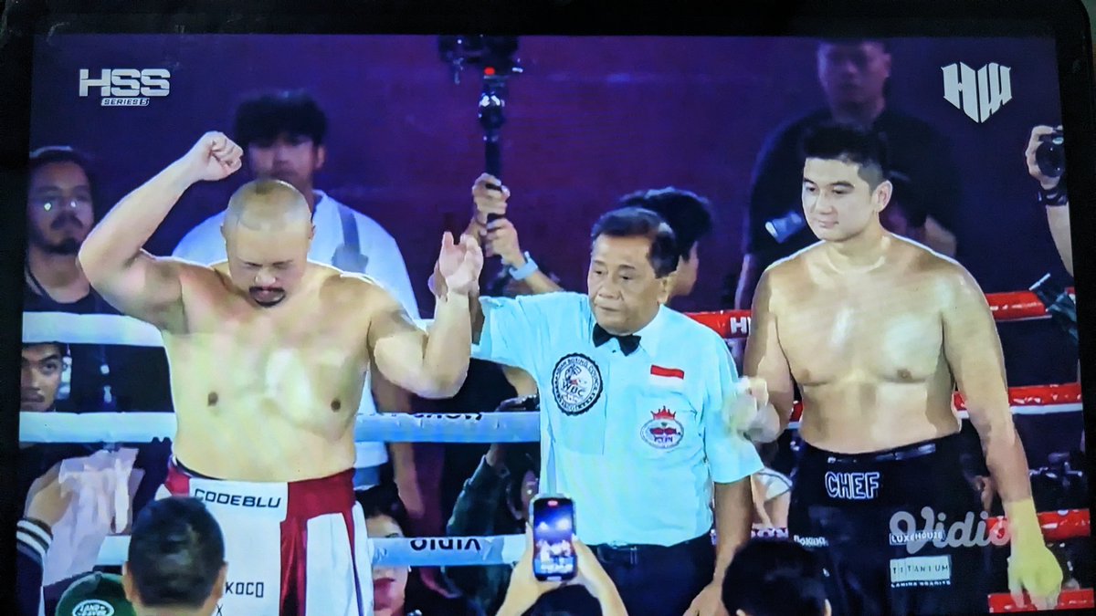HabisNontonFilm's tweet photo. Codeblu resmi menang Technical Knockout (TKO) atas Chef Arnold di pertandingan tinju Celebrity HSS Series 5 malam ini.

Habis dalam 3 ronde. 

"Ara Ara! Saya ingin meminta maaf kepada semua orang. Terutama orang yang saya sakiti dan tidak suka dengan saya" - Codeblu. https://t.co/PNHm6VAjm8