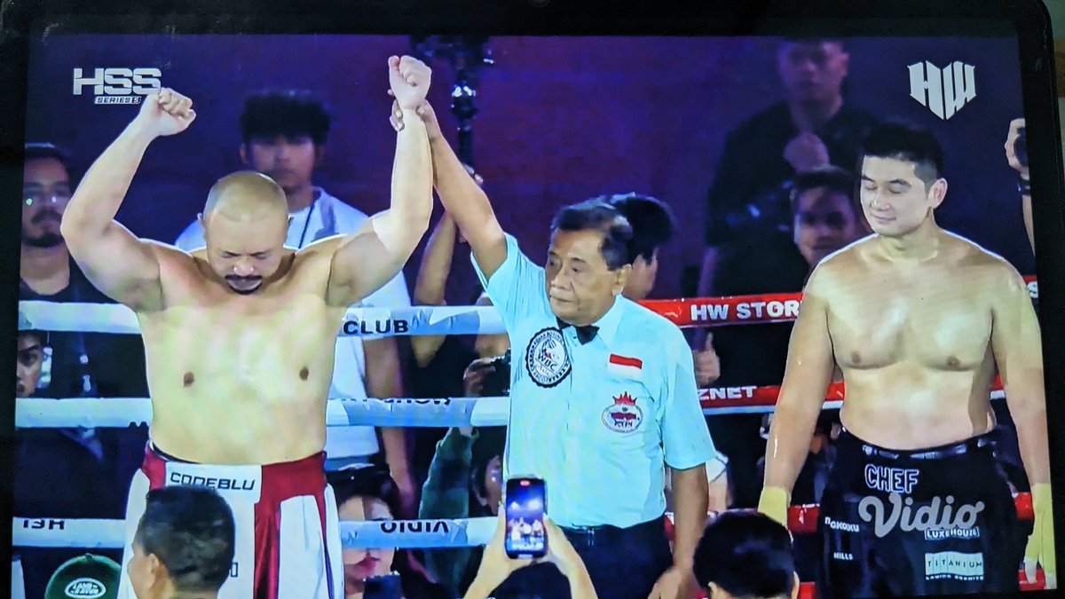 HabisNontonFilm's tweet photo. Codeblu resmi menang Technical Knockout (TKO) atas Chef Arnold di pertandingan tinju Celebrity HSS Series 5 malam ini.

Habis dalam 3 ronde. 

"Ara Ara! Saya ingin meminta maaf kepada semua orang. Terutama orang yang saya sakiti dan tidak suka dengan saya" - Codeblu. https://t.co/PNHm6VAjm8