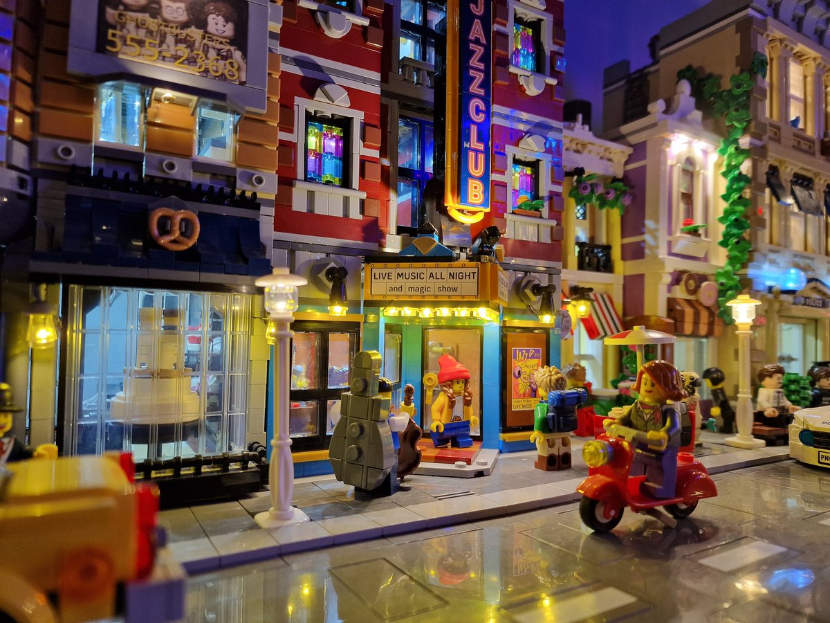 lifeinbrick's tweet photo. The @LEGO_Group Jazz club is definitely one of my favourite additions to my city.
#lego #legomodulars #legolighting #legolights #legocity #afol https://t.co/dFJyoZvH3T