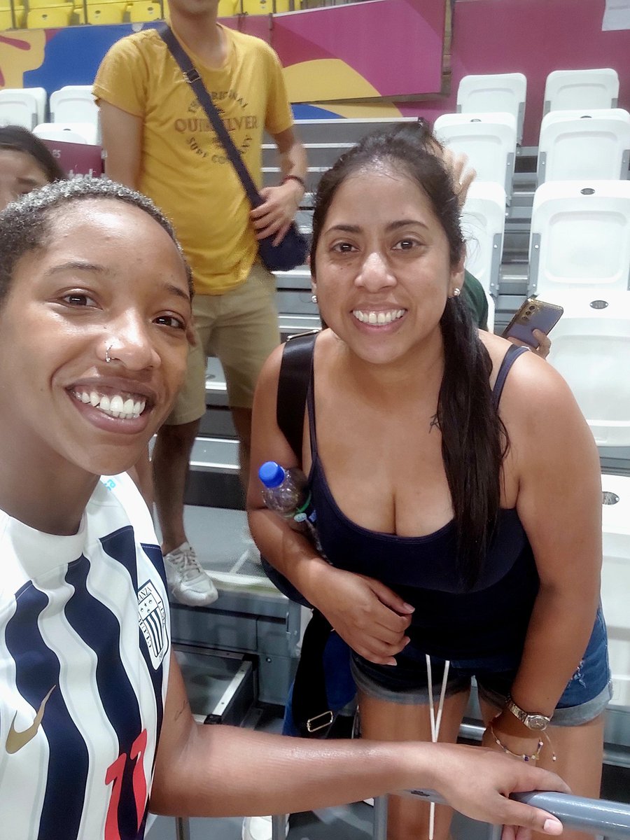 lretest's tweet photo. @AlianzaLimaVB Voy con @katitowm .... Dame Luz @clarivett Dame Luz jajajjajaj Arriba Alianza 💙💙💙 https://t.co/qi3qnUb4Qj