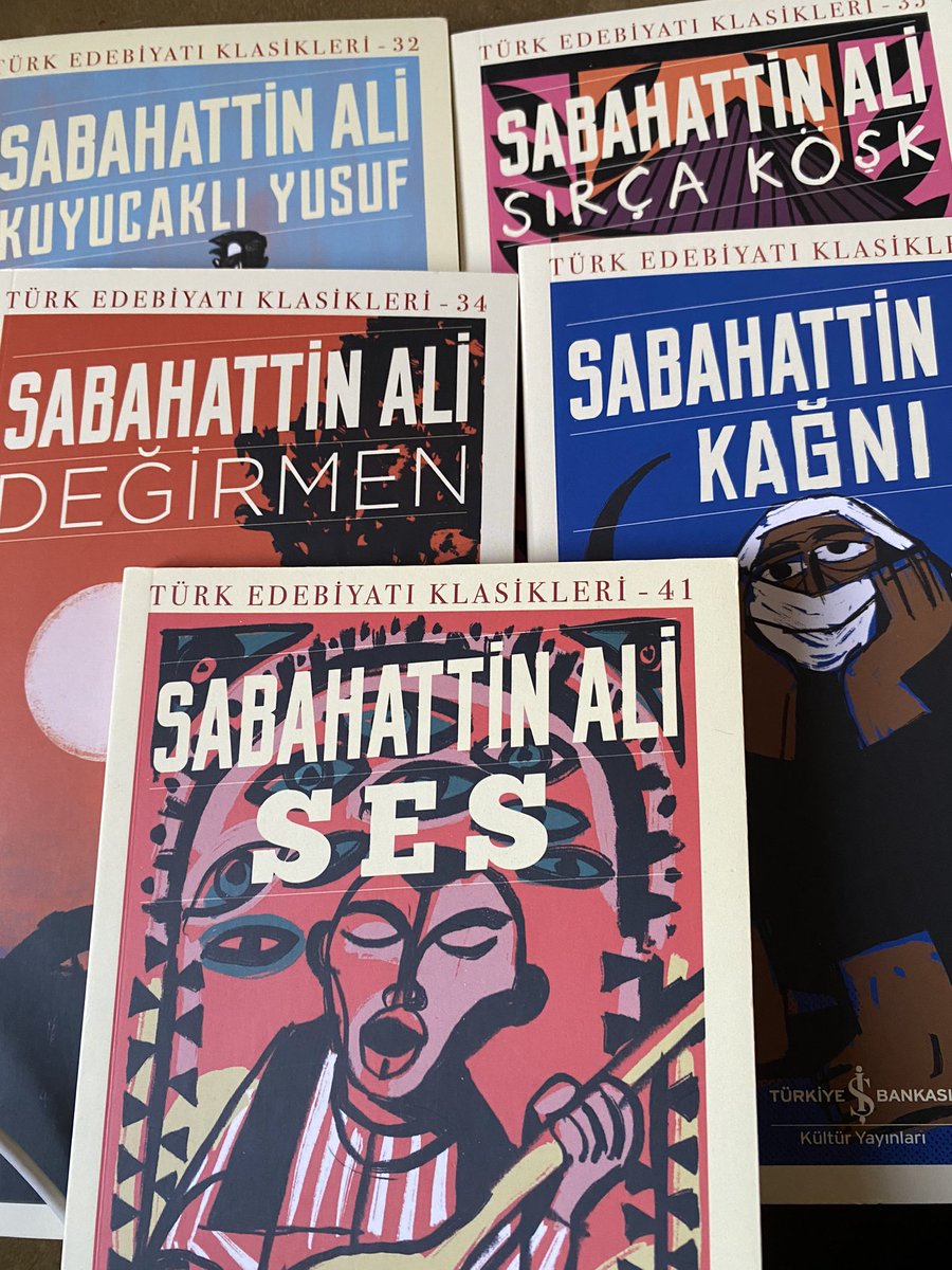 Kitap fuarından kütüphanemde eksik olan Sebahattin Ali serisini tamamladım. Kitap fiyatlarını görünce şok geçirdim yalnız. Kâğıt fabrikalarını satanların kulakları çok çınlamıştır mutlaka.