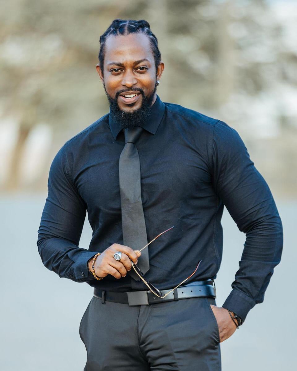 HubbyLion's tweet photo. Mon big flex sur cette photo ce sont mes 2 cheveux blanc dans la barbe 😁😎 de votre spicy daddy locksé #menwithlocs #happiness #grateful #outfitoftheday #allblackoutfit #loveyourself https://t.co/TFNIsXU6lT