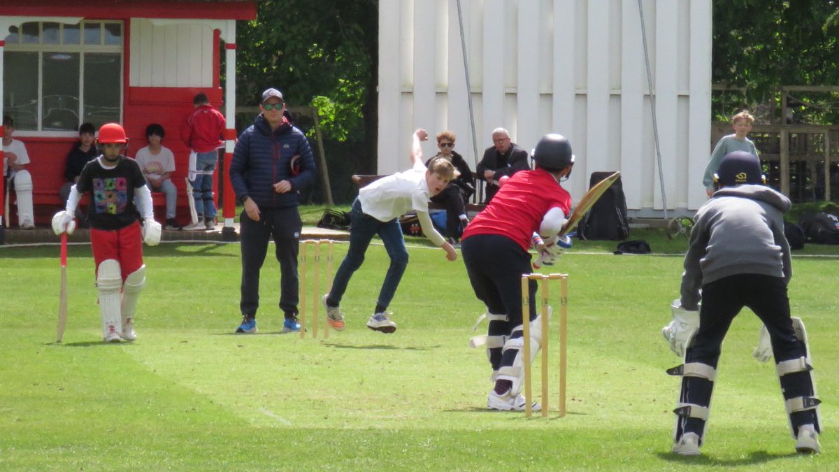 SFSOxford's tweet image. Sunday ‘Big Bash’ cricket - lots of fun for year 7 &amp;amp; 8 accompanied by commentary and music from Mr Randolph and his crew. #ILoveBoarding #BoardingWeekend #boardingcommunity