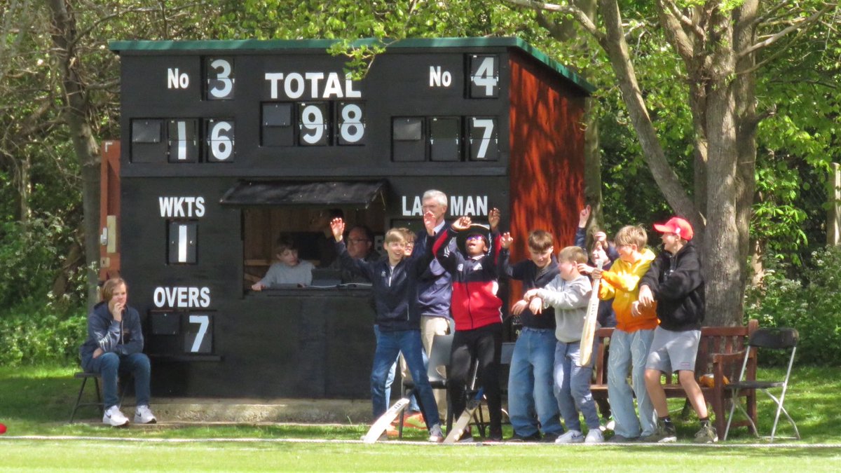 SFSOxford's tweet image. Sunday ‘Big Bash’ cricket - lots of fun for year 7 &amp;amp; 8 accompanied by commentary and music from Mr Randolph and his crew. #ILoveBoarding #BoardingWeekend #boardingcommunity