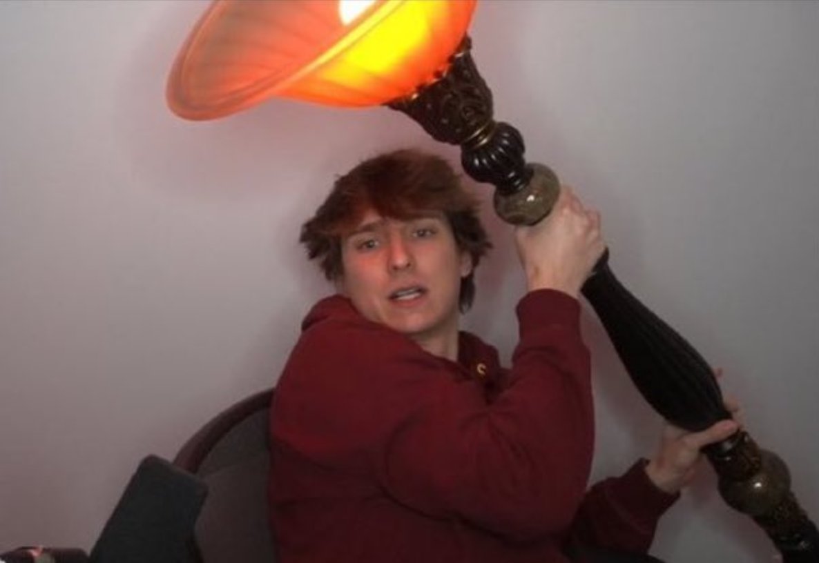 Addyishh's tweet photo. @ghostcadee HE HAS A FUCKING LAMP https://t.co/M1ee7mN55p
