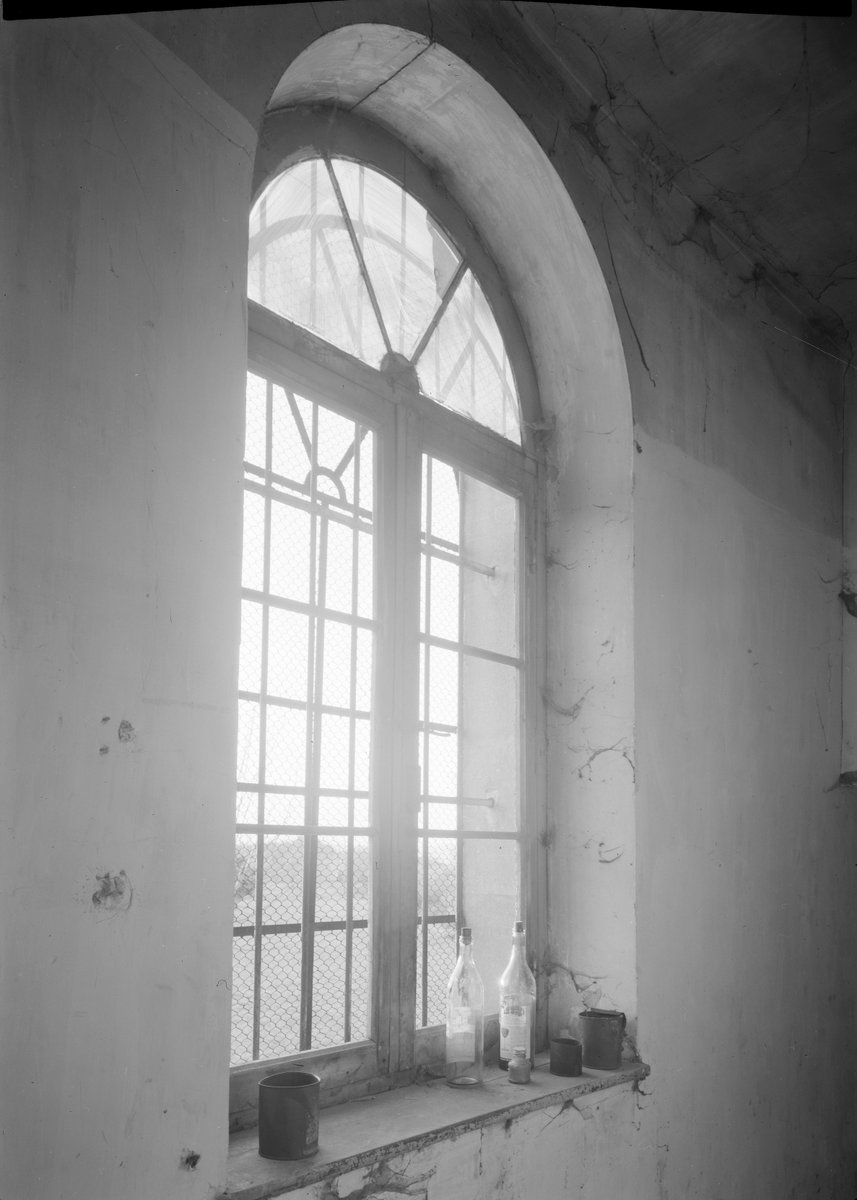 Vincent's small studio in the psychiatric hospital in Saint-Remy (FR). 🪟 With over 30 vacant rooms, Vincent was allowed to use one as a workspace overlooking the garden. The second photo, taken in 1950, shows the window of the little room where Vincent had his studio. 📸