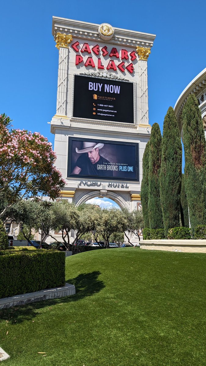 RedSoxBelieve's tweet photo. @garthbrooks Absolutely loved round 1 last night and cannot wait for it to be topped tonight! Your music will always be my Message in a Bottle - thanks for spreading happiness and love! https://t.co/d02eNtJ0Hd