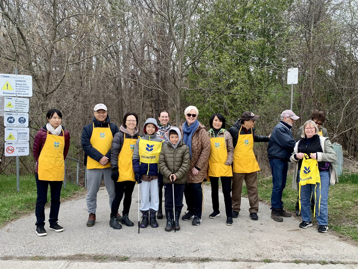 Shoutout to our local @BVAssociation and neighbourhood volunteers for a great ravine cleanup yesterday morning! 💪♻️ You can still take part in #CleanTorontoTogether today! Whether you join a neighbourhood clean up or go out on your own, you can help keep our city clean & green.
