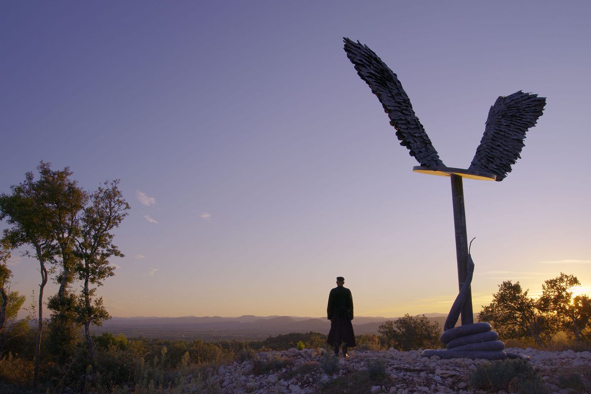 #Anselm Documental sobre el artista contemporáneo Anselm Kiefer, adentrándose en su mundo, su fascinación por el mito y el mundo, creando una fusión entre pintura y cine. Bellísima combinación de técnicas artísticas y cinemáticas. Wenders tiene un gran don parar etratar belleza.