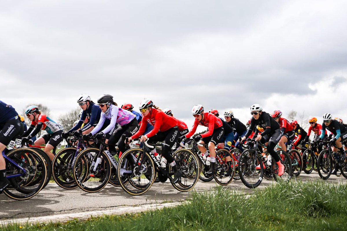 Du côté de #LBLwomen, les difficultés s’enchainent. A 75km de l’arrivée, une coureuse est seule en tête avec une minute d’avance sur le peloton. 📷 @MathildeLAzou