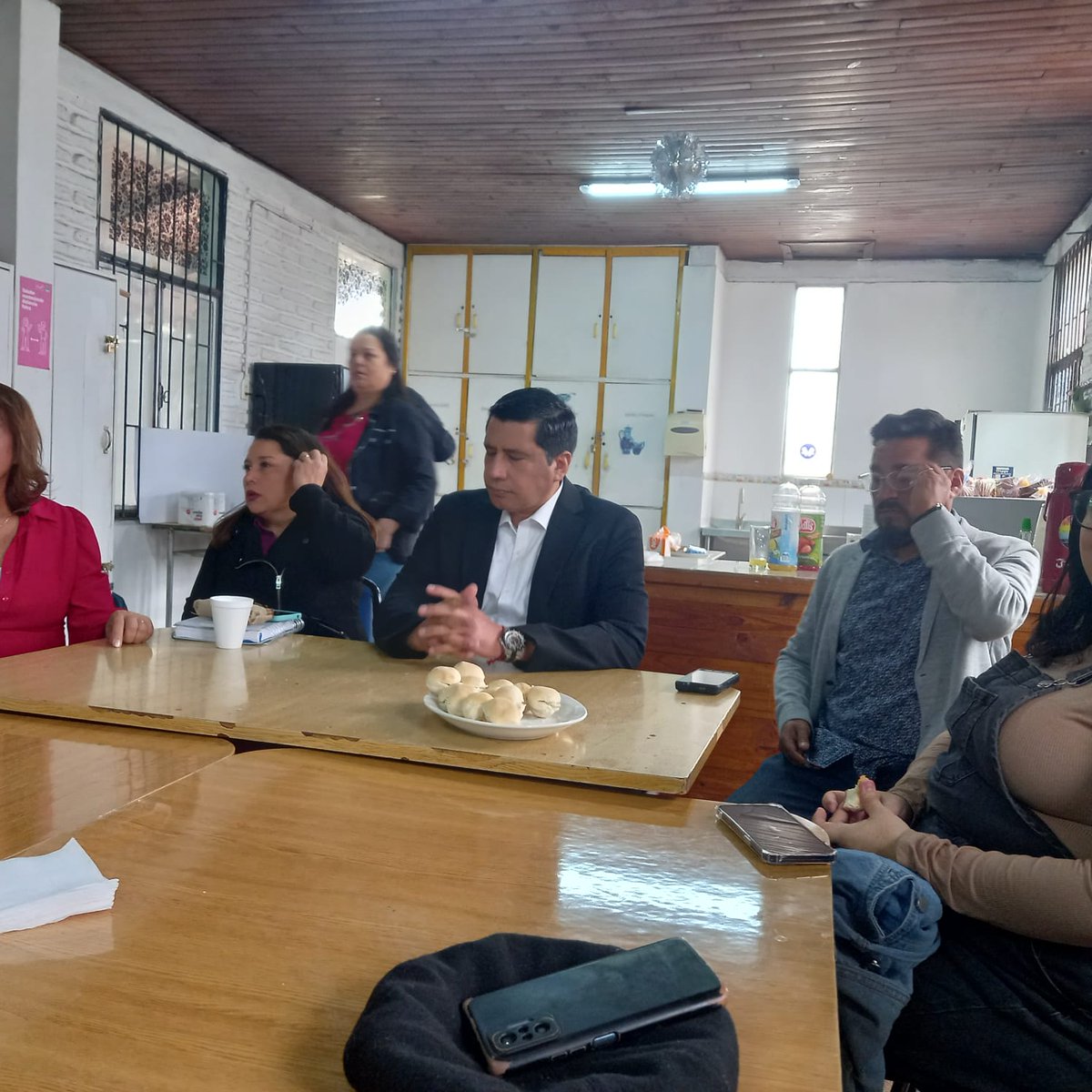 Rei_Rosales's tweet photo. Este sábado tuvimos un encuentro PS-PPD con algun@s dirigent@s, con el objeto de fijar los principsles ejes y planificar lo que será la elección primaria municipal que nos tocará enfrentar el próximo 9 de Junio.

Fue una conversación enriquecedora en donde contamos con la asistencia y los consejos de #FranciscoVidal y del ex Alcalde de Lo Prado Gonzálo Navarrete.

También nos acompañó un ex concejal histórico de nuestra comuna #NicanorHerreraQuiroga 

Seguimos, #ConTodaSeguridad 

#Reinaldo #ReinaldoRosales #Alcalde #LaFlorida #Elecciones #Primarias #Municipales