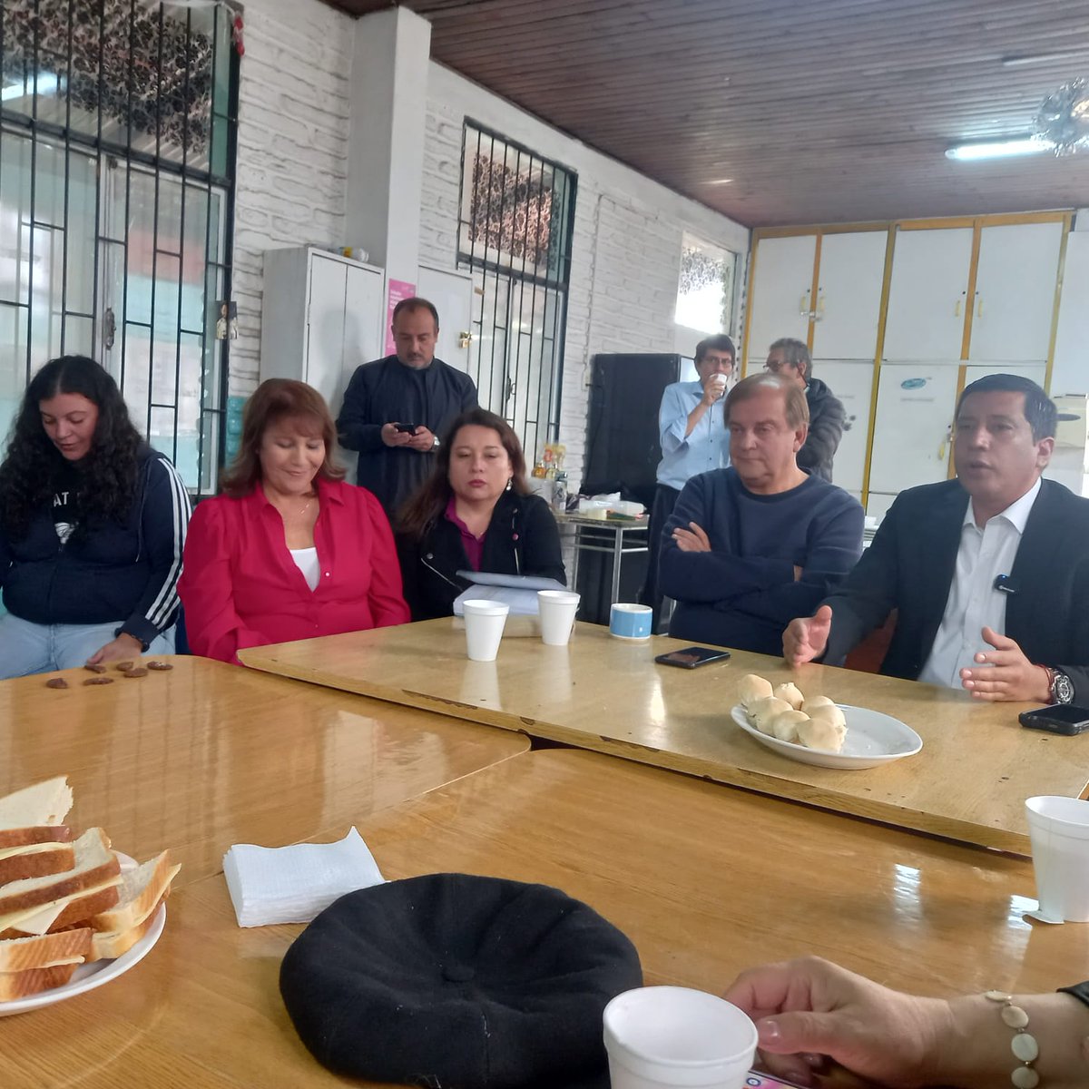 Rei_Rosales's tweet photo. Este sábado tuvimos un encuentro PS-PPD con algun@s dirigent@s, con el objeto de fijar los principsles ejes y planificar lo que será la elección primaria municipal que nos tocará enfrentar el próximo 9 de Junio.

Fue una conversación enriquecedora en donde contamos con la asistencia y los consejos de #FranciscoVidal y del ex Alcalde de Lo Prado Gonzálo Navarrete.

También nos acompañó un ex concejal histórico de nuestra comuna #NicanorHerreraQuiroga 

Seguimos, #ConTodaSeguridad 

#Reinaldo #ReinaldoRosales #Alcalde #LaFlorida #Elecciones #Primarias #Municipales